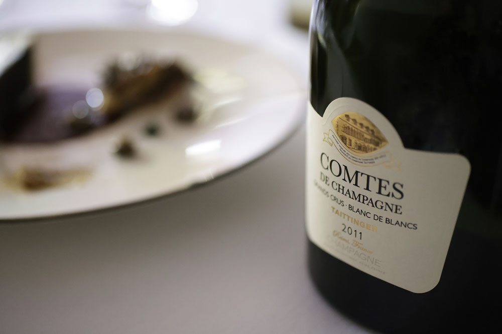 コート・デ・ブラン地区のグラン・クリュ（特級畑）に認定された５つの村で収獲されたシャルドネのみを使い、最高品質のブドウが収穫された年だけに造られる「コント・ド・シャンパーニュ　ブラン・ド・ブラン」。2011ヴィンテージは、シャルドネの繊細でエレガントなスタイルと、フレッシュな柑橘系のフルーツ感、ほどよい熟成由来の香ばしさが三位一体。ソースを極める正統派ながら、軽やかさと透明感をも併せもつ堀内流フレンチの味わいを一段上の高みに引き上げる。