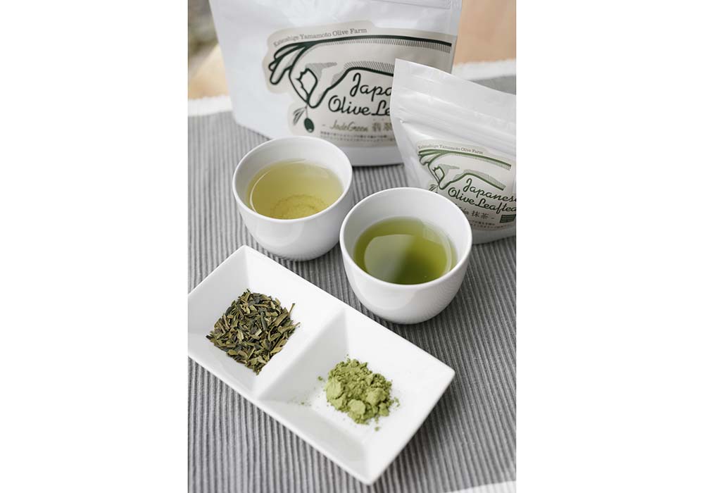 オリーブ茶は、煎茶と抹茶、ほうじ茶の３種類を展開。清涼感のある飲み口で、後口にほのかに心地よい青い香りを残す。ブラインドで出されたら緑茶の一種と思ってしまうだろう。近隣の「COSMOS COFFEE」などでも販売している