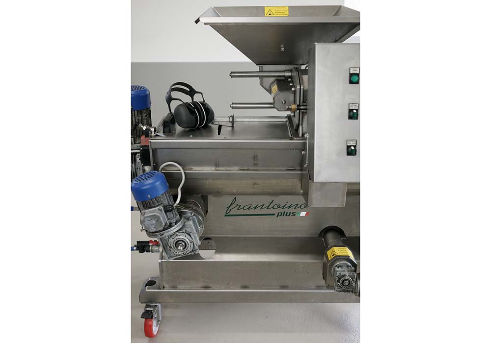 神奈川・藤沢のオリーブオイル専門店、「フレッシュオリーブ」から中古の搾油機を譲り受け、２年前から搾油も自身で行うように。