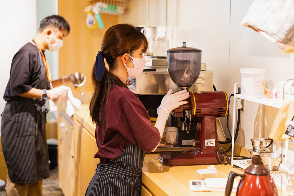 豆を挽いて抽出