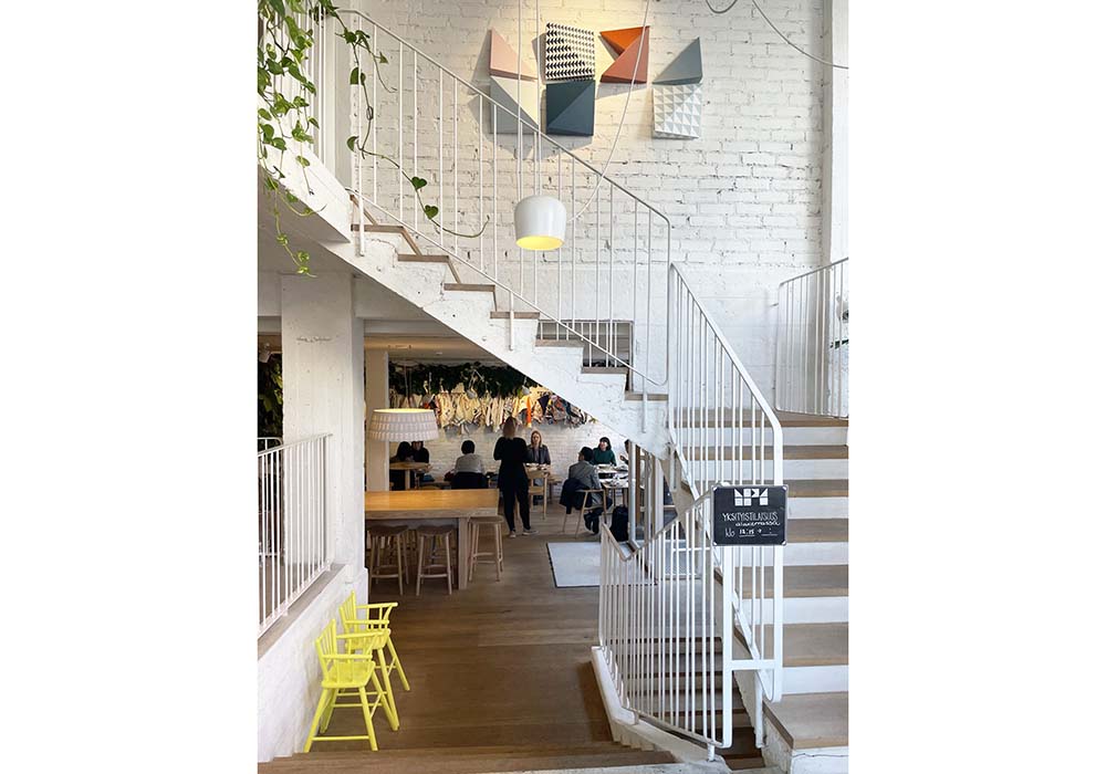 （写真）店内は障がい者によって制作された作品も含むギャラリーにもなっており、交流の場にもなっている。