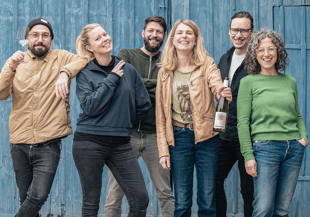 （写真）2022年12月、ドイツのサステナブル賞（German Sustainability Award 2023）を受賞した「未来のワイン」のメンバーたち。「持続可能性を持つワイン用ブドウ品種の栽培は、まだドイツの農地面積の2.4%ほど。それを変えていければ」