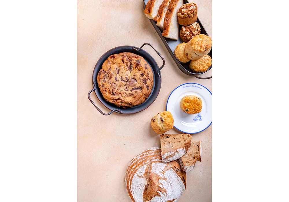 （写真）オーソドックスなパンやサンドイッチはもちろん、スコーンやドーナツ、クッキー、アイスクリームまで多彩な品揃え。