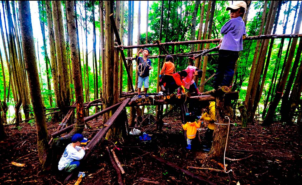 子供のための遊び場、プレーパークを森の中に作っている。