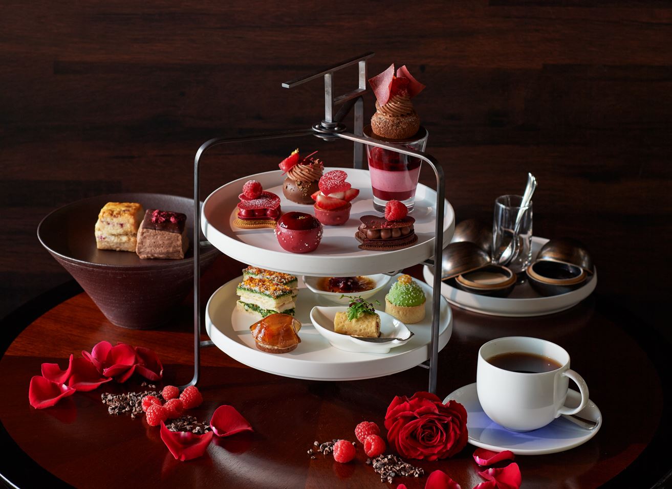 「フォーシーズンズ」×「ヴァローナ」の黄金タッグ 深まる冬に、春の始まりを告げるアフタヌーンティー