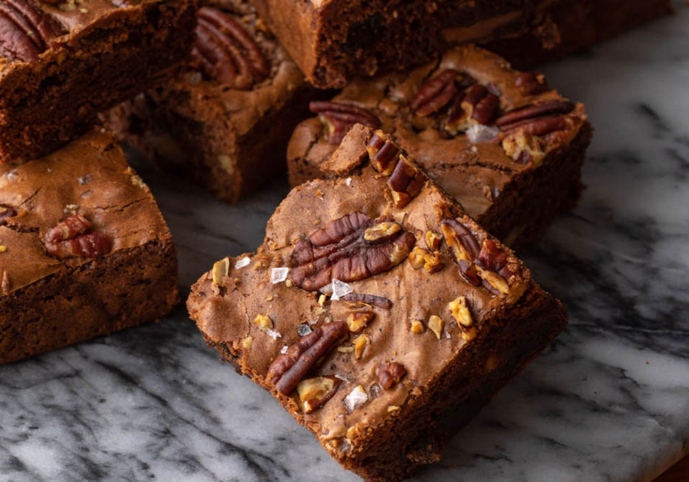 辛党にも喜ばれる!?塩味効かせ、甘すぎない「プルーン・ピーカン・ブラウニー」