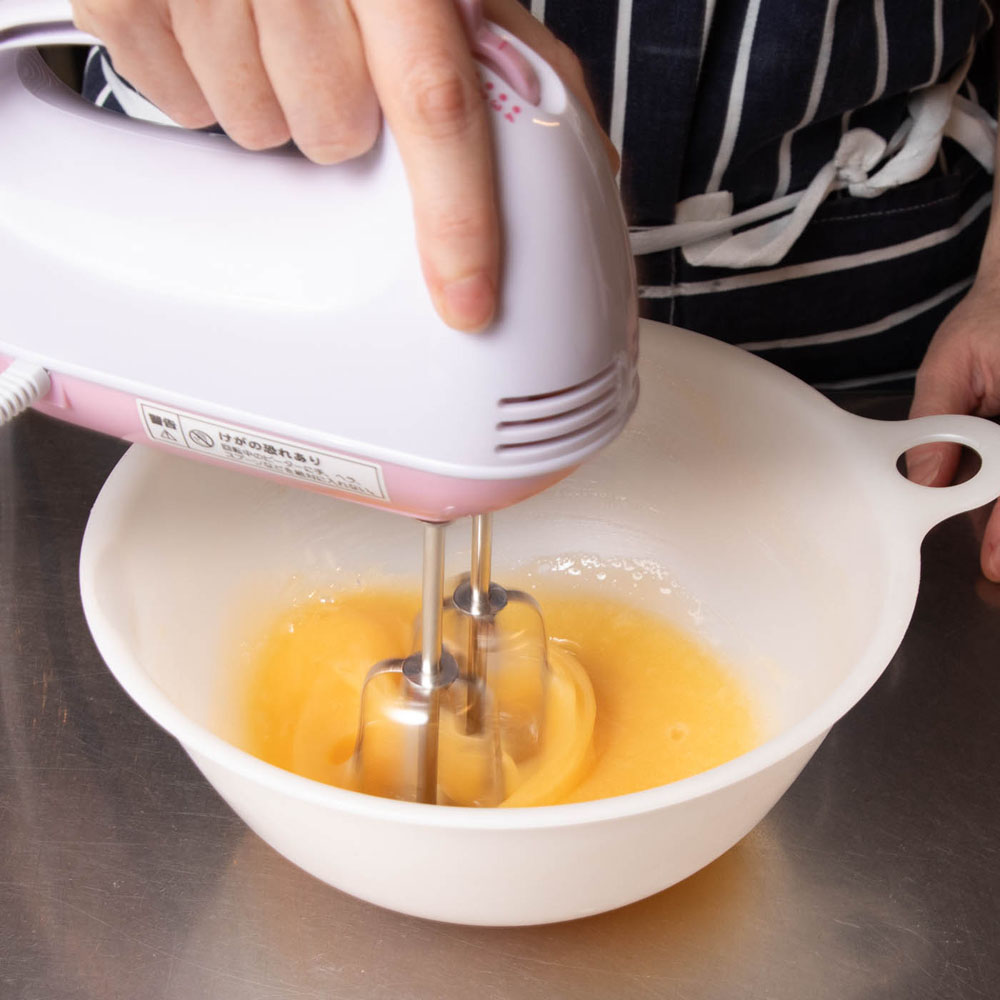 ハンドミキサーで泡立てる