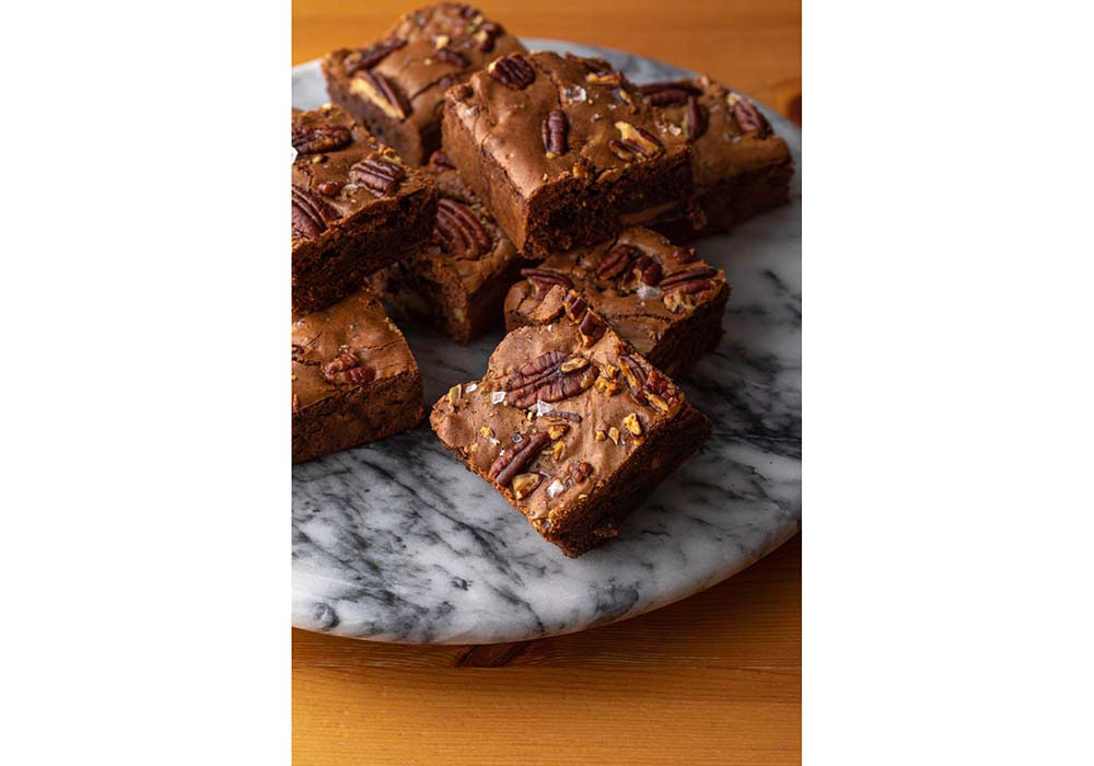 断面が崩れないよう、時間をおいて、生地を落ち着かせてからカットを。焼きたてを切るなら、断面が崩れないようにギザギザの刃付きのナイフで。