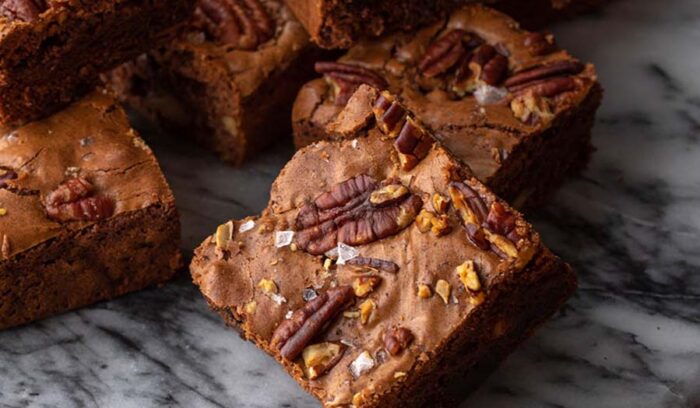 辛党にも喜ばれる!?塩味効かせ、甘すぎない「プルーン・ピーカン・ブラウニー」