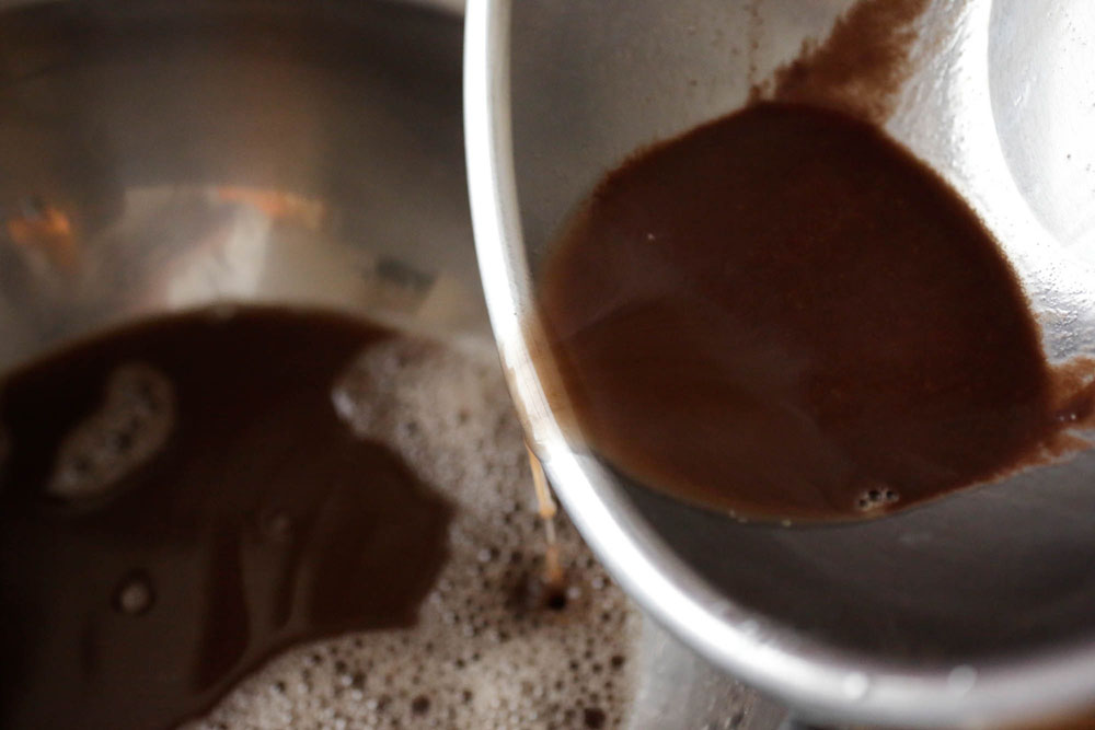 小豆の沈殿物を取り出す