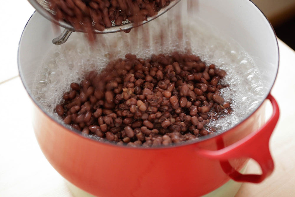 小豆と沈殿物を加える