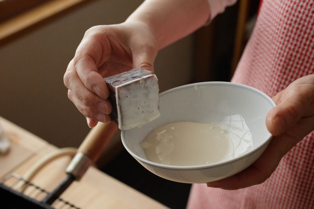 余分な衣を拭う