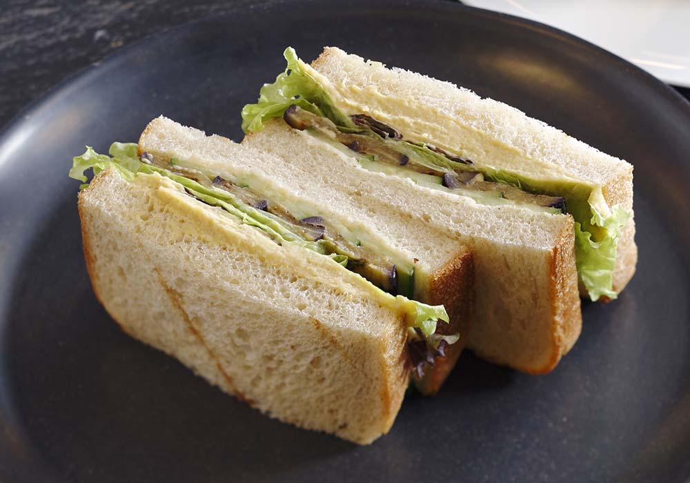 パンを焼き、豆腐マヨネーズを塗る