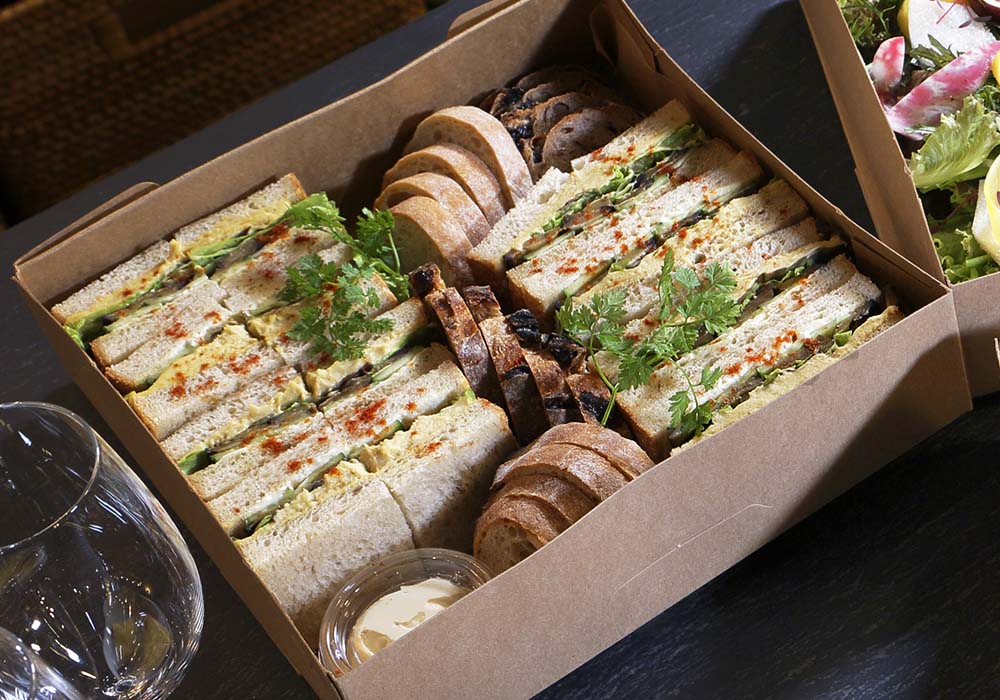 盛りつけてから、仕上げにセルフィーユとパプリカパウダーを散らす。 POINT：仕上げのトッピングで華やかに