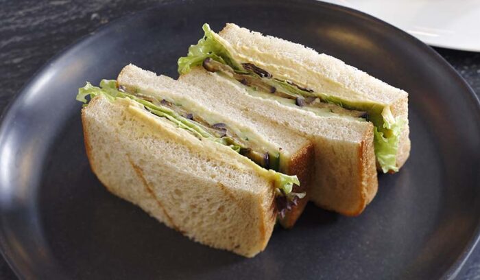 野菜とフムスと豆腐マヨネーズで作る、食べ応え抜群のべジサンドイッチ