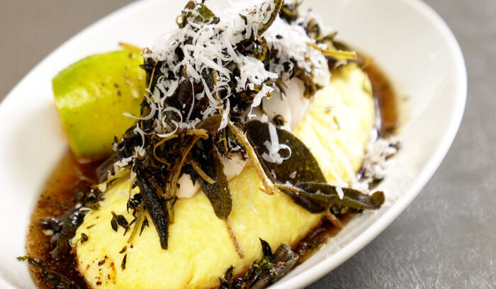 【動画で極める！ プロのコツ】爽やかなハーブとレモンが香るバターソース「ハーブバターオムレツ」