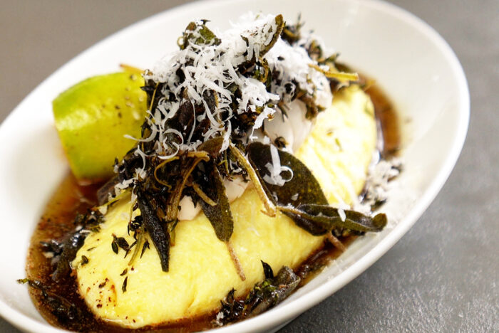 【動画で極める！ プロのコツ】爽やかなハーブとレモンが香るバターソース「ハーブバターオムレツ」