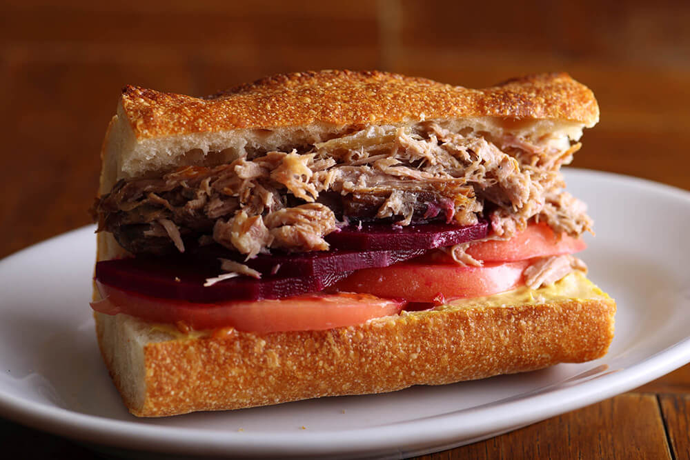 プルドポークとビーツのバゲットサンド