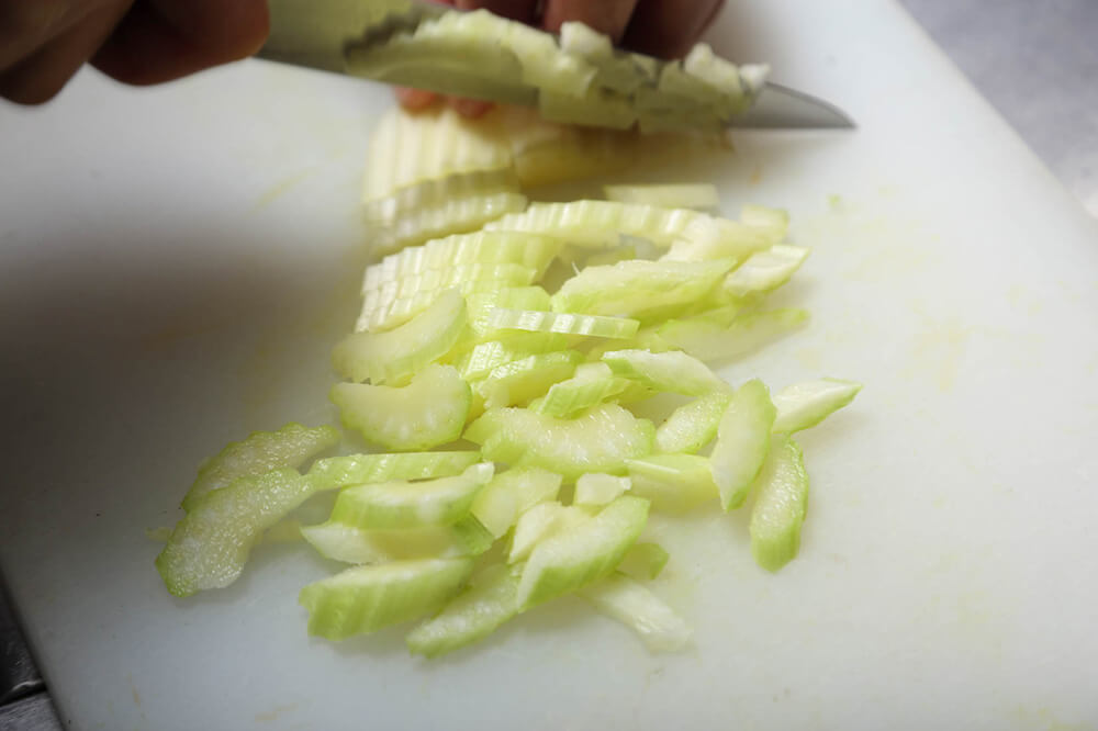 セロリは５ミリ幅の斜め切りにする。