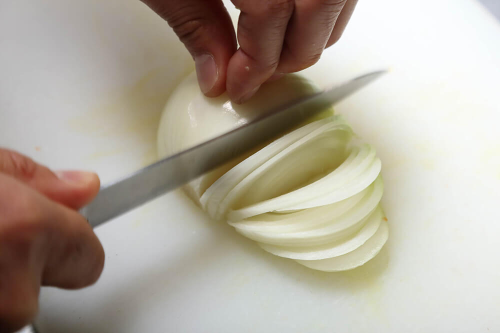 タマネギは外皮を外して、スライスする。