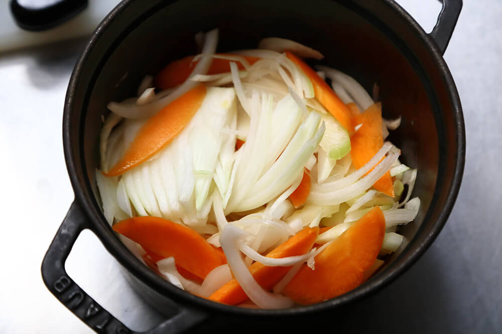 鍋に入れて軽く混ぜる。