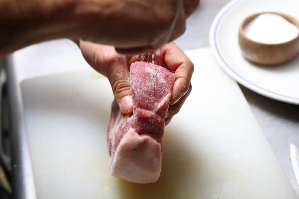 肉の両面と側面に強めに塩をする。