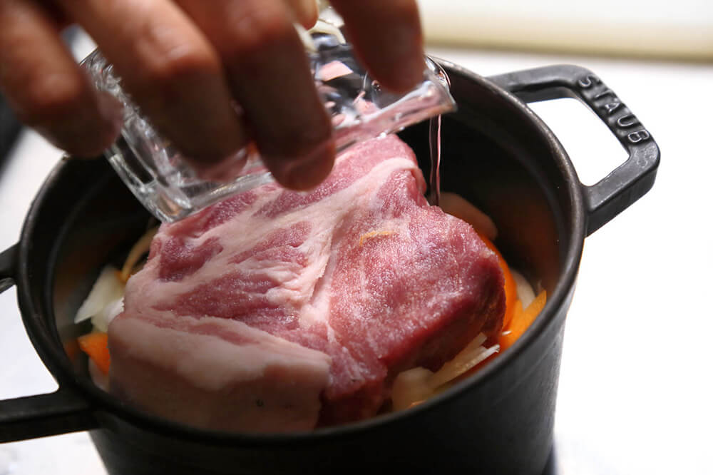 肉を入れ、水を注ぐ