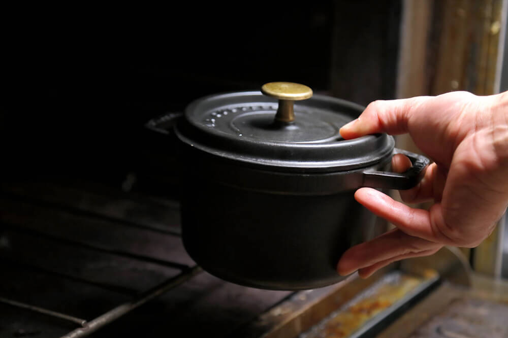 鍋を140℃のオーブンに入れる