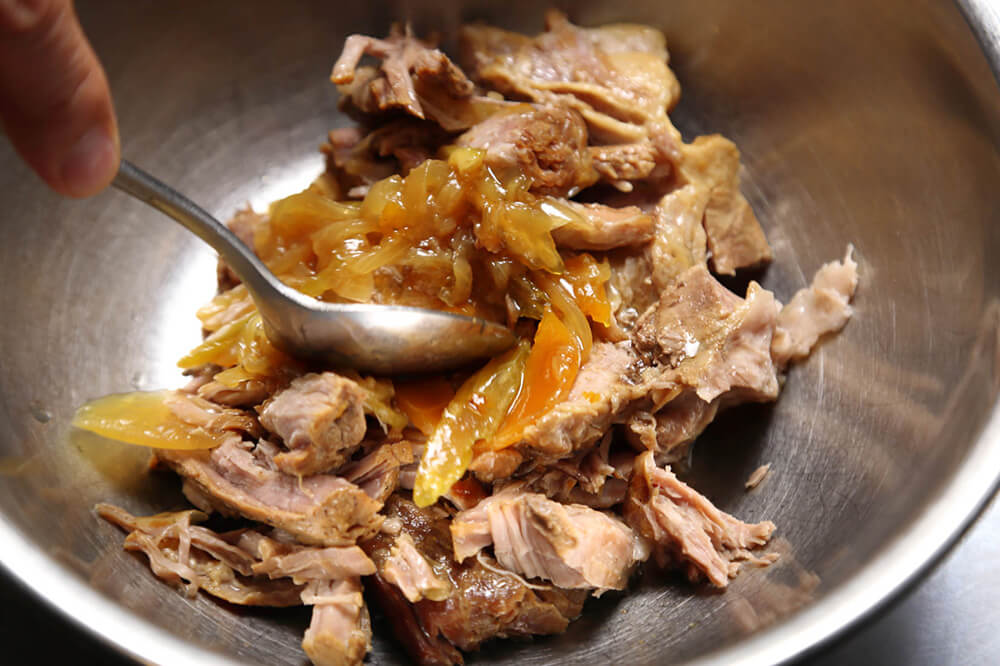 肉と野菜を混ぜ合わせる