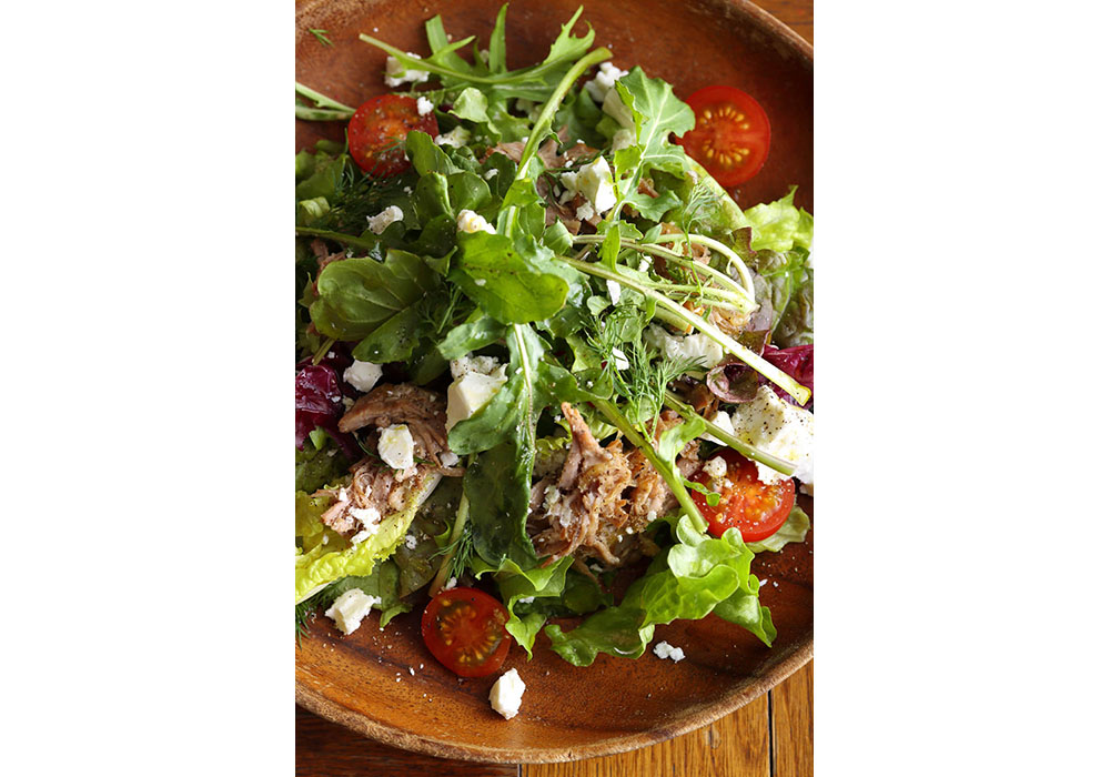 プルドポークとルーコラ　フェタチーズのサラダ