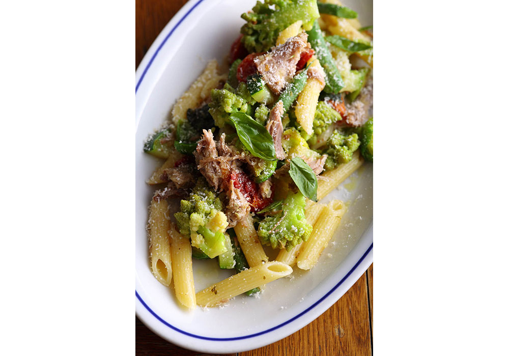 プルドポークと緑野菜のパスタサラダ