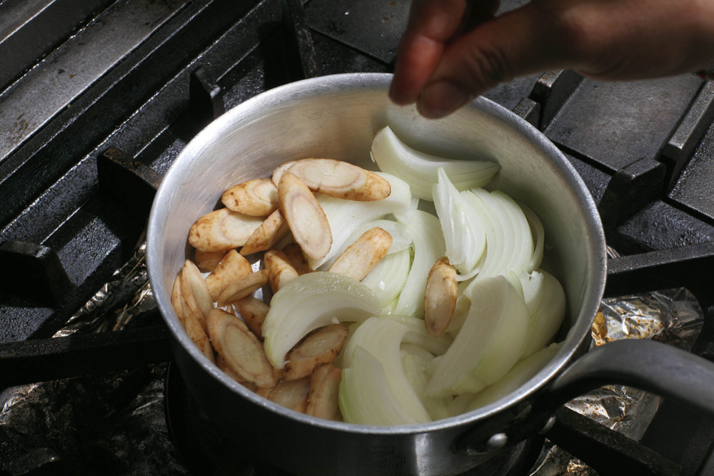 タマネギとゴボウを加え、中火で炒める