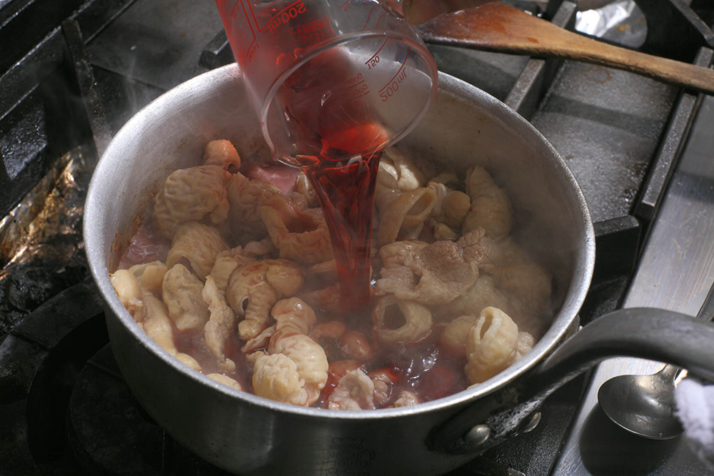 鍋に赤ワインを注ぐ