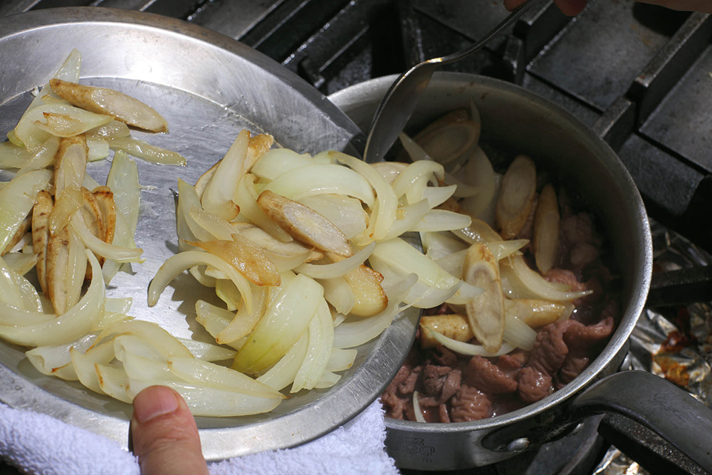 鍋に香味野菜を戻す