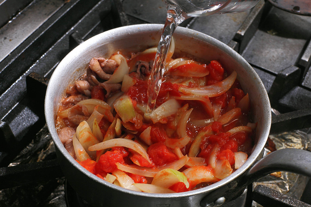 ホールトマトと水を入れる