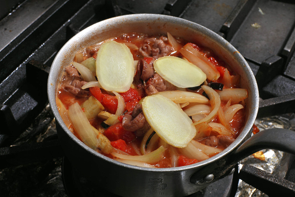 スライスしたショウガ、５㎜幅程度に刻んだプルーンを加える