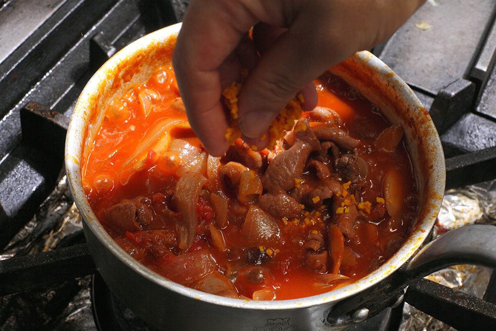 オレンジの皮を加える