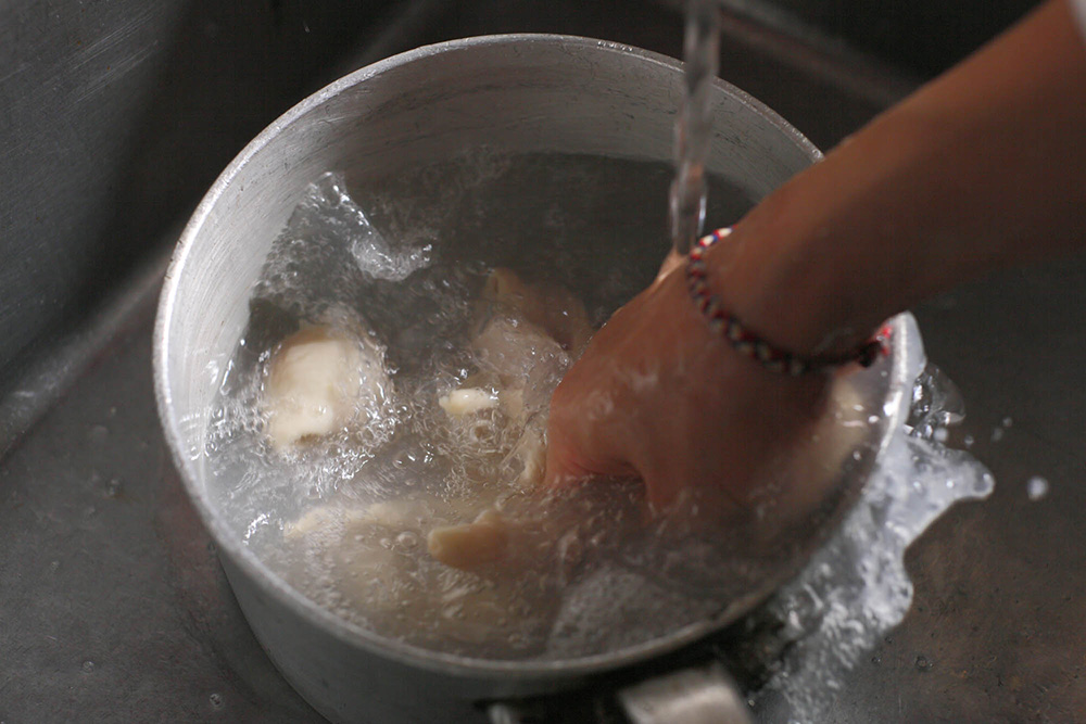 生モツは、水から中火で10分ほど茹で、流水で表面のぬめりを洗い流す