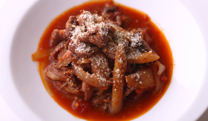 フレンチの名店に教わる、ワインが進む「フレンチ モツ煮込み」