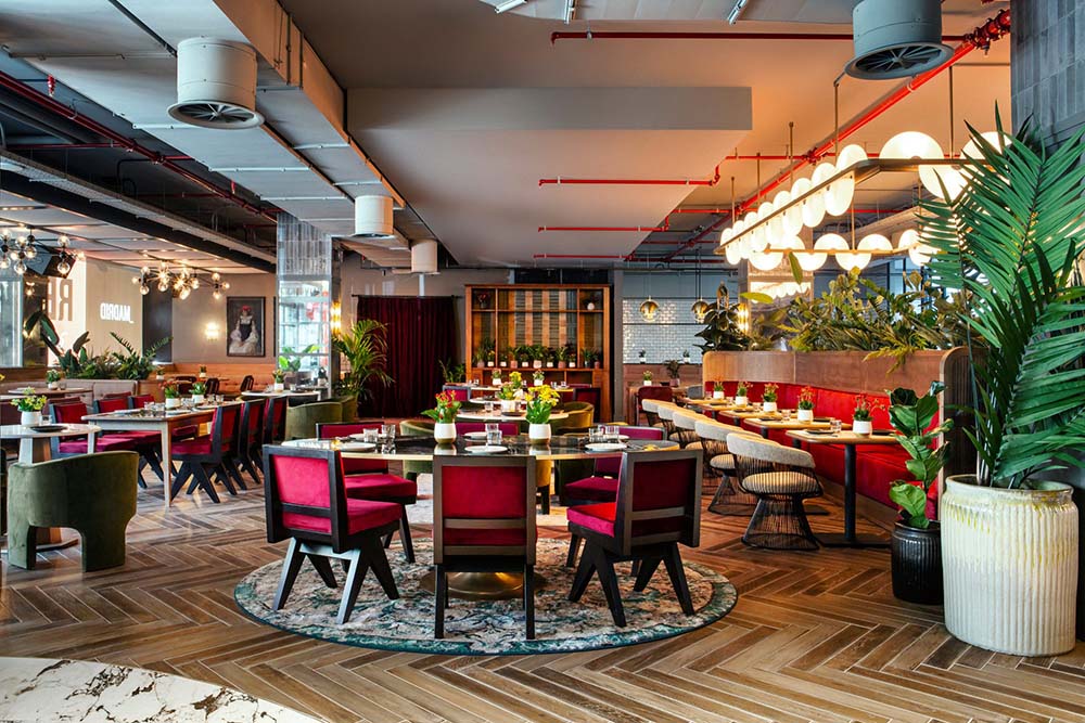 （写真）アトーチャ駅にほど近いホテル「RADISSON RED MADRID」内にあるレストラン。喧騒とはかけ離れた静けさも魅力。