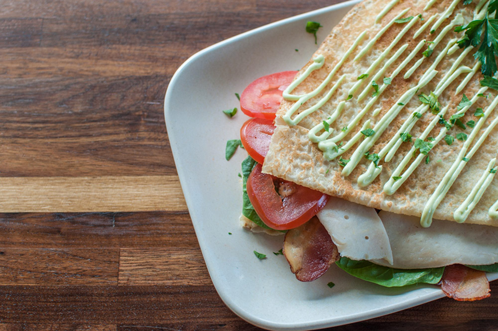 「ターキー・アボカド」（サラダ付き、11.49ドル）