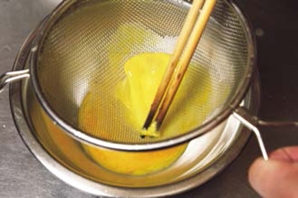 卵を漉す