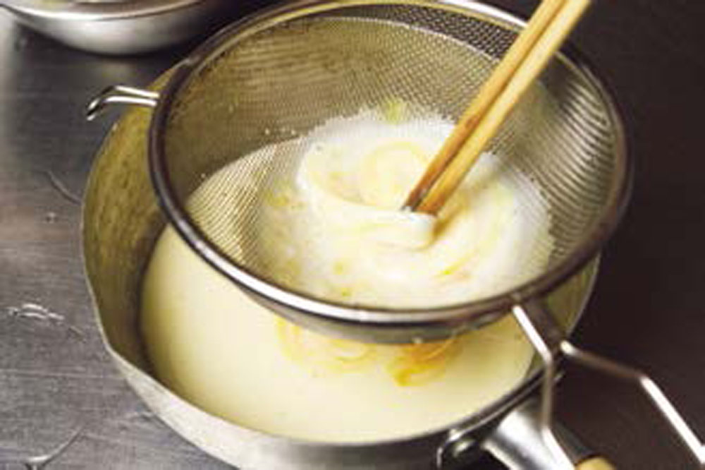 豆乳を加えて漉す