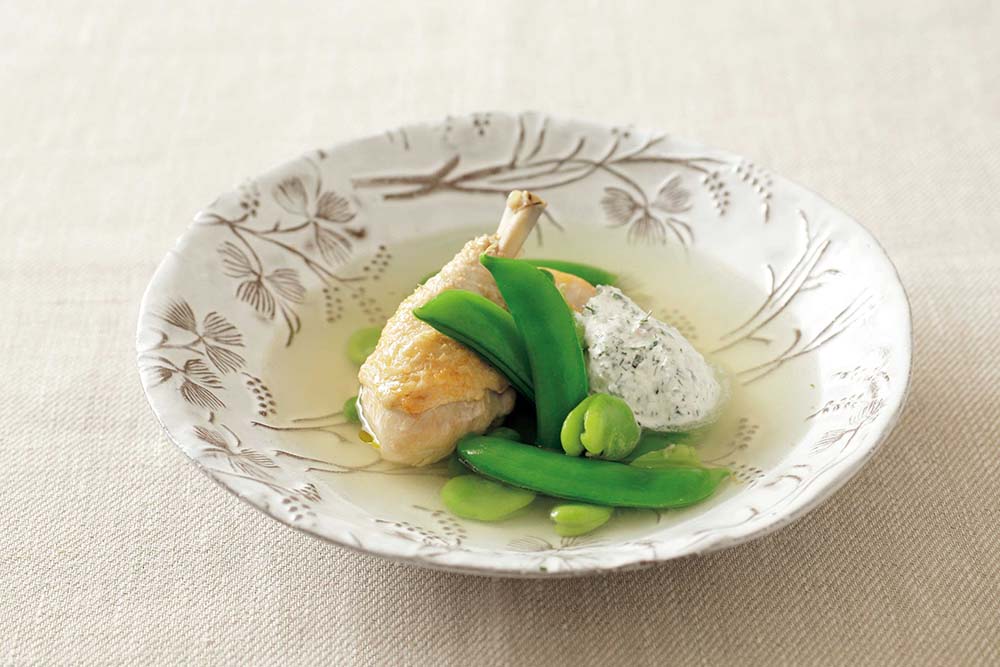 鶏と春の豆のスープ　ハーブクリーム添え
