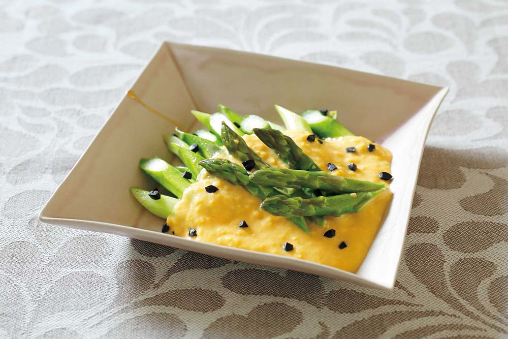 アスパラガスのソテー　スクランブルエッグソース