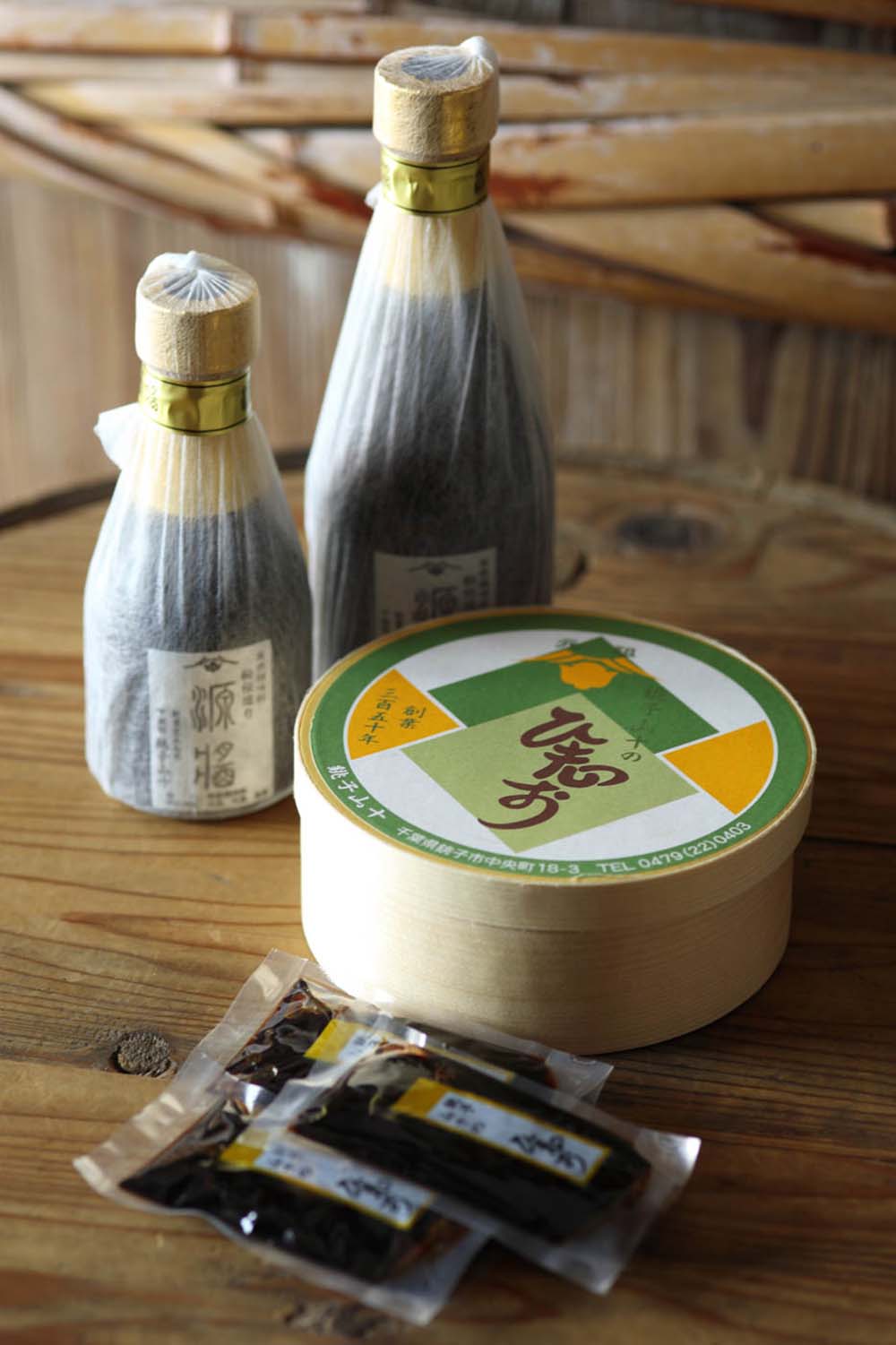 （手前）「ひ志お」は水飴とオリゴ糖で調味。使い切り６袋入り950円/250g。（奥）「源醤」1100円/210gは、醤の上澄み液を自然落下で漉したもの。醤油のルーツとも言われる。