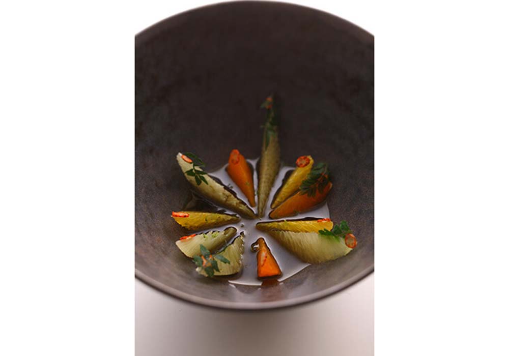 2015年「Noma at Mandarin Oriental, Tokyo」の料理から、「柑橘とぴぱーつ」。高知産の４種の柑橘と沖縄産の島胡椒を使い、「柑橘を刺身のように」と意図した一品。柑橘がデザートではなく料理になった。 photograph by Hide Urabe