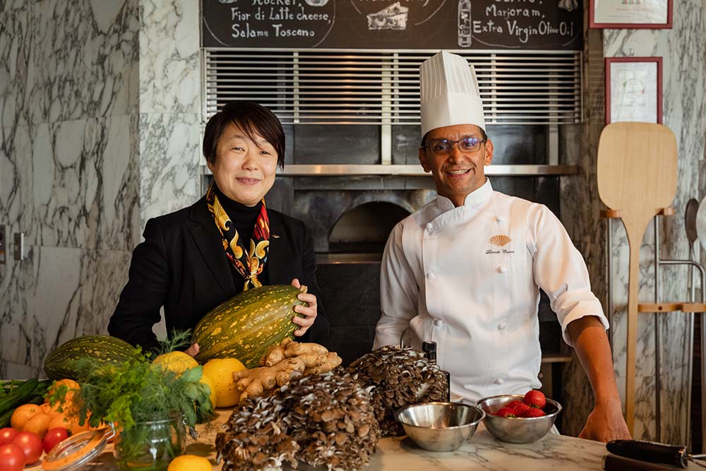 「マンダリン オリエンタル 東京」38階の「ピッツァバー on 38th」でダニエレ・カーソンシェフと。「彼女の提案が私たちの発想や創造を刺激してくれる」とシェフ。同店はガンベロロッソ社「世界のトップ・イタリアンレストラン」2023年度版・ピッツァ部門で最高評価を獲得。