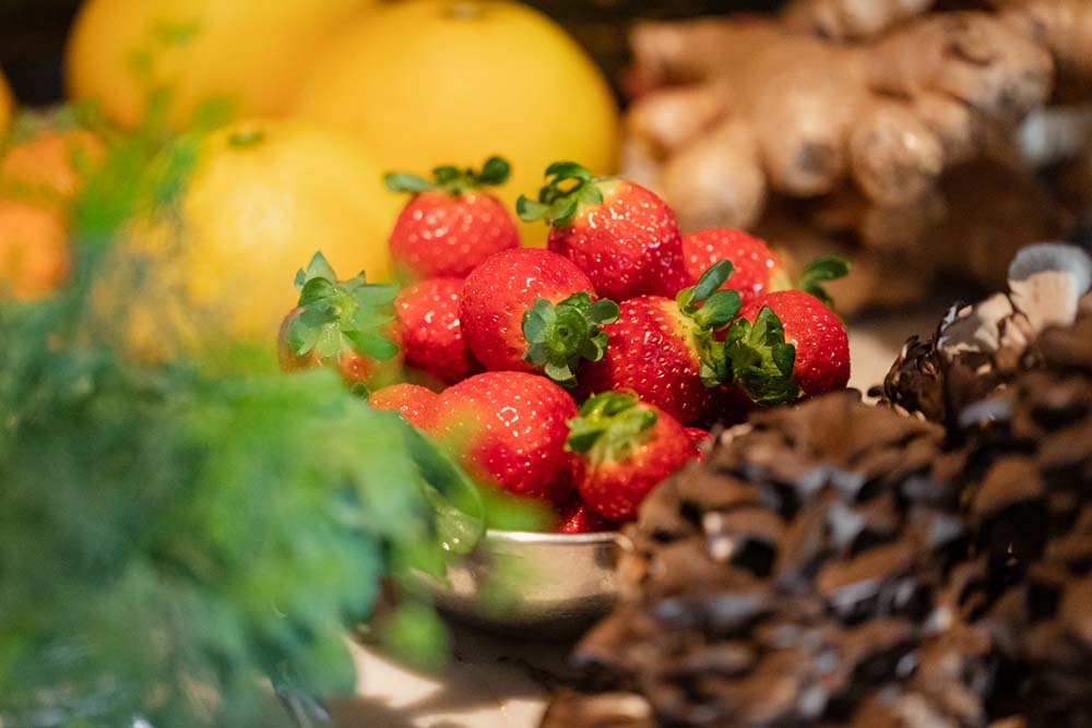 愛媛産のイチゴ、レッドパール。この生産者は樹上完熟してから摘んで出荷するため、香り高くて味も凝縮。その分、やわらかくて傷みやすく、輸送中のダメージを生産者は心配するが、万が一発生してもバーでカクテルに、ペストリーでジャムにと様々に活かせるのがホテルの強み。