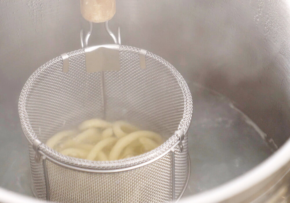 パスタを茹でる